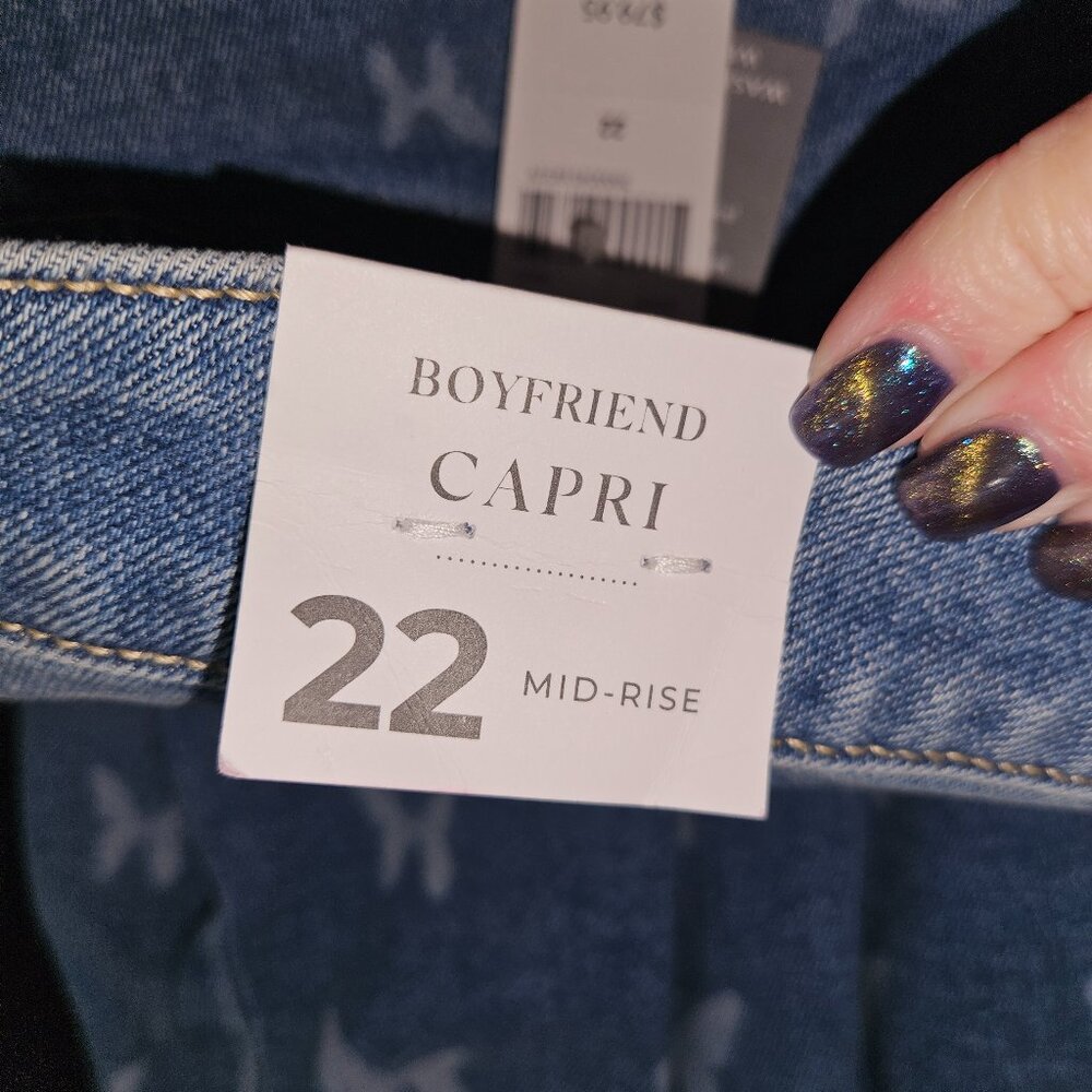 NWT Lane Bryant Boyfriend Mid-Rise Denim Capris w Butterfly Print (22W) - Picture 3 of 4